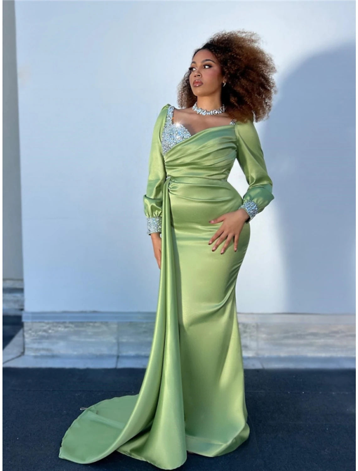 A-Linien-Abendkleid Sparkle & Shine, formelles Herbstkleid, Hofschleppe, lange Ärmel, quadratischer Ausschnitt, Satin mit Glitzer, gerüscht
